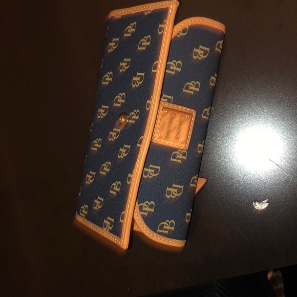 A Dooney and Bourke wallet - Picture 5 of 5
